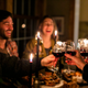 Imagen para el artículo titulado Cómo impresionar a los invitados a una cena con un vino barato, según la ciencia